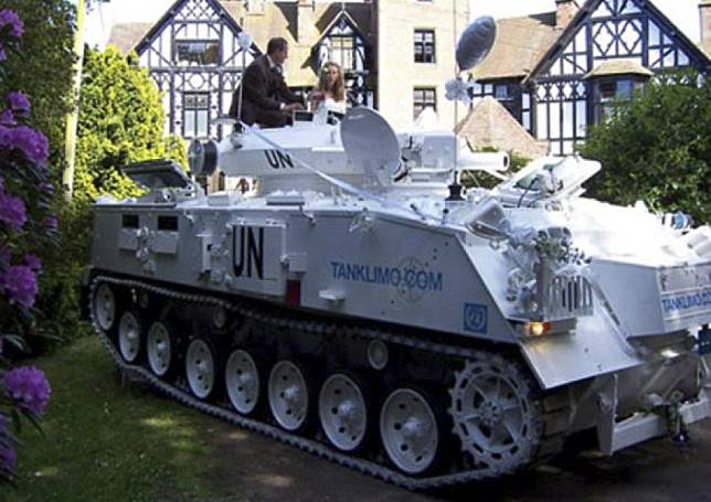 Potret Kendaraan pengantin yang lain dari biasanya ini bikin mata melongo